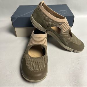 Clarks Tri-Tone Khaki Walking Shoe Sandal Size 8 Womens